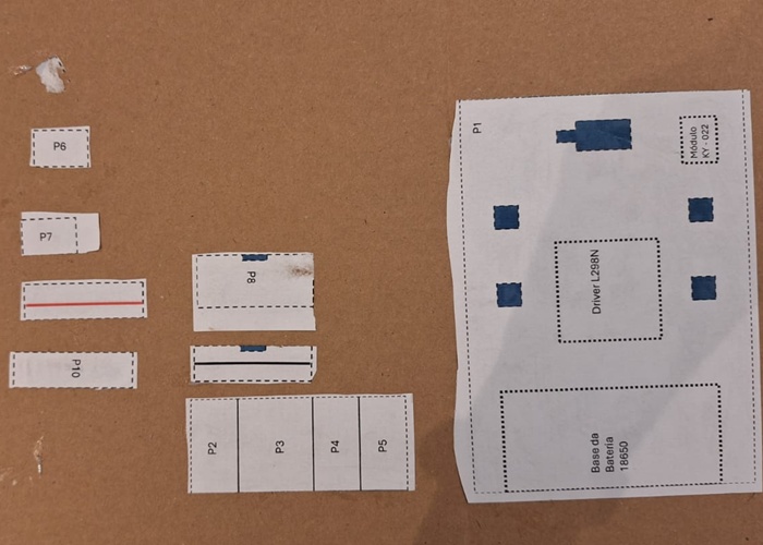 Imprima o arquivo PPTX em uma folha sulfite A4.
Recorte as peças de acordo com a legenda.
Passe cola no verso dos recortes.
Cole os recortes no pedaço grande de papelão.
Espere no mínimo 1h e 30min para as colagens secarem.