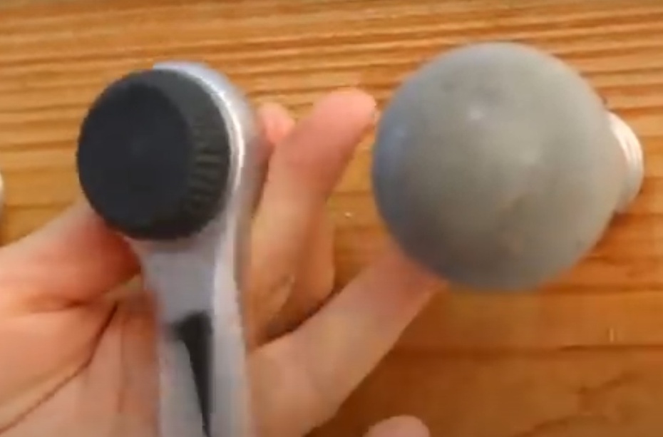 Posicione a placa sob os furos, atravesse cada arruma com um parafuso e parafuse a placa na parede.