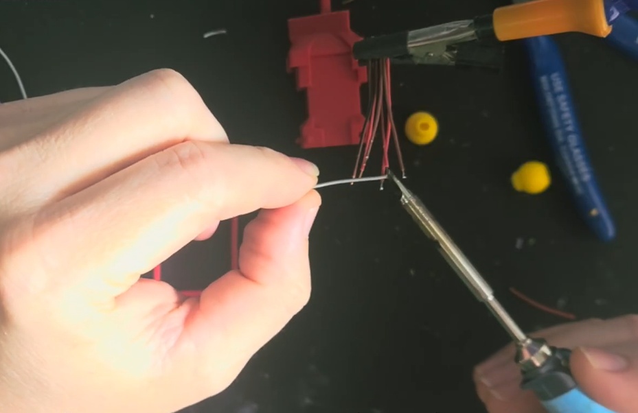 Desencape e estanhe todas as pontas de fios. Isso vai ajudar a unir fio-a-fio depois mais fácilmente. Pode ser interessante também aplicar um pouco mais de solda nos terminais do Joystick.