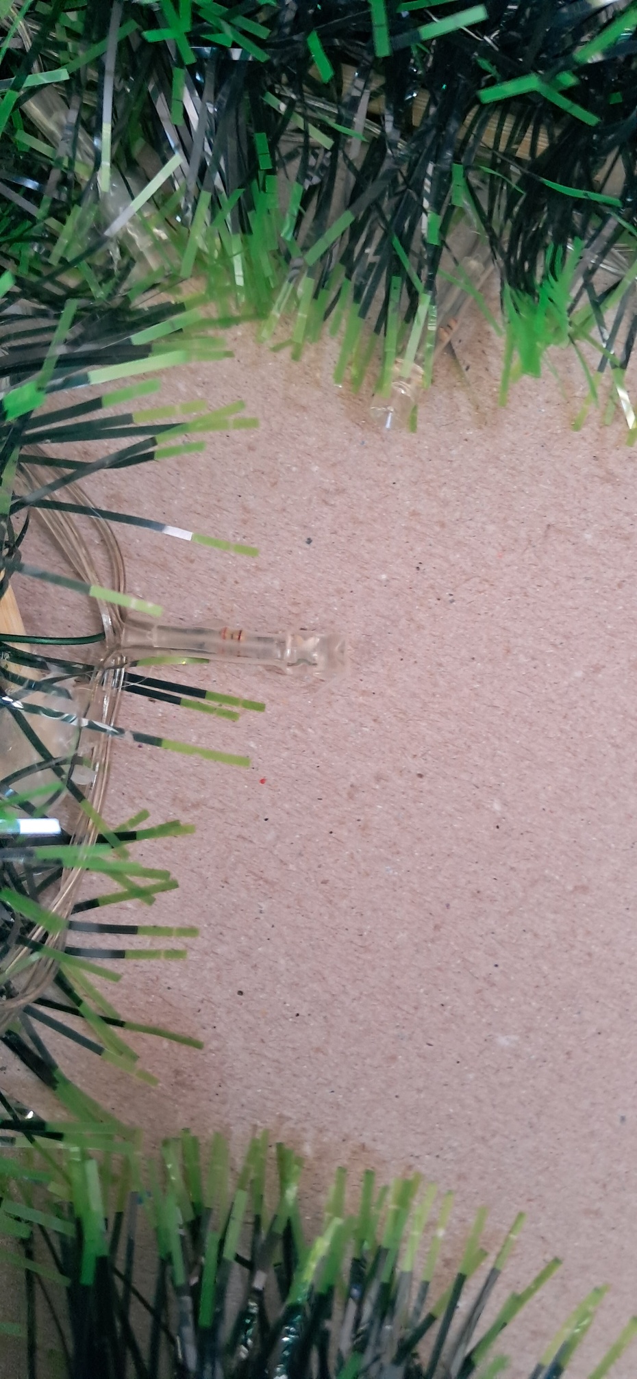 1- Se o led ficar para cima cole-o com cola quente.
2- Passe o arame pelo furo.
3- prenda o gancho no arame.
4- coloque na parede usando o parafuso gancho.