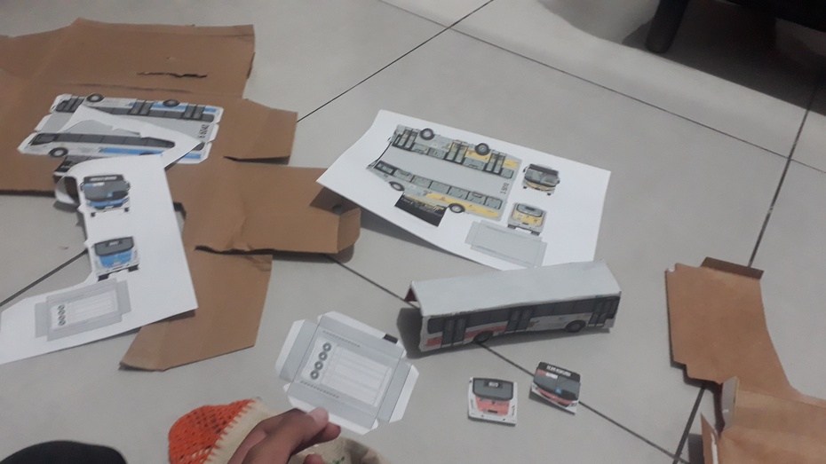 Com td cortado, Se vc for usar caixinha de pasta de dente, vc ira dobras as dobrinhas nos detalhes, e dobrar o teto e as laterais, até ficar certinho com a caixinha!
Agr se for papelão, vai ter 2 tecnicas, a 1° e com cola bastão, 
(Detalhe importante) q vc n pode colar as dobrinhas no papelão, somente o ônibus, isso sera importante, Principalemnte a prelhinha de baixo (no caso os creditos) com cola bastão vc cola, e dps recorta ele novamente, igual o do papel, so q agr no papelão, e dps dobra ele, nas paetes certars (teto, orelhonhas e etc) agr vem a 2° técnica, no caso e com cola liquida, vc cola no papelão  e espera no mx 10 min, e dps faz o msm Profedimento