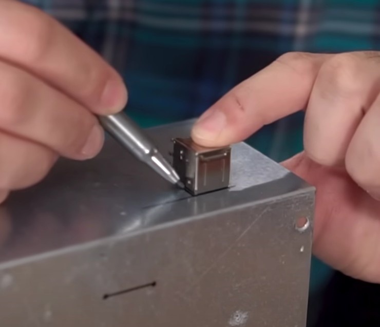 É necessário medir, escolher o local em que cada um deles ficará e marcar todos os pontos que receberão os conectores acoplados na tampa da fonte. 