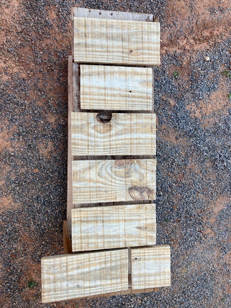 Marque os tamanhos das peças na tábua de madeira.
Corte as peças.
Você pode já cortar os cantos, se quiser, para deixar arredondado.
E se possuir uma tupia, use a fresa quebra canto para arredondar as bordas inferiores das peças que serão as prateleiras,