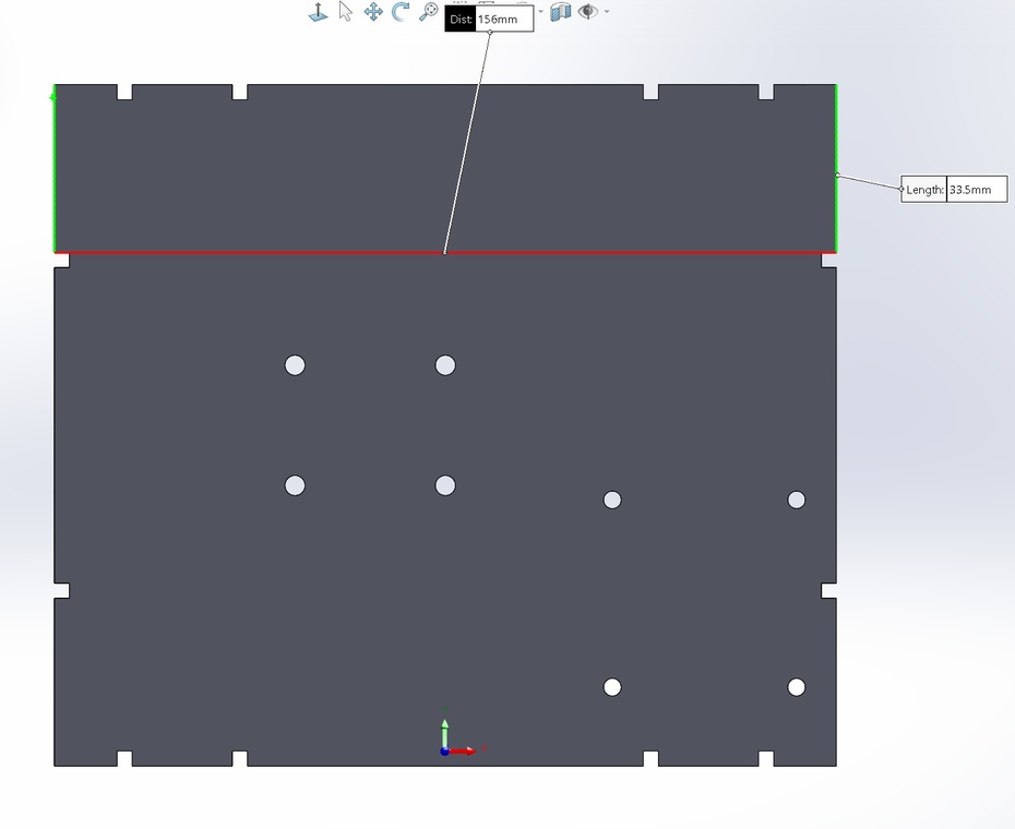 Modelagem da base intermediária
Nessa etapa, utilizou-se como modelo uma peça feita pelo professor e o grupo modificou-a para adequar-se ao projeto proposto. A peça consiste em um paralelepípedo retangular medindo 156mm por 136mm e uma espessura de 3mm. Nela, compreende-se 2 conjuntos de furos em formato de circunferência: o primeiro conjunto apresenta furos de 3.5mm de diâmetro, distando 37,38mm no eixo y e 36,74mm no eixo x um do outro, sendo que os furos mais próximos da aresta de 136mm estão localizados a 7,94mm dessa mesma aresta e, no caso do furo mais próximo da aresta de 156mm, 12,5mm da aresta de 156mm. Por outro lado, o segundo conjunto de furos, de 4mm de diâmetro, distam 24mm no eixo y e 30mm no eixo x. um dos outros, sendo que os furos mais próximos da aresta de 136mm estão localizados a 48mm de distância da mesma aresta e 56mm da aresta de 156mm superior.