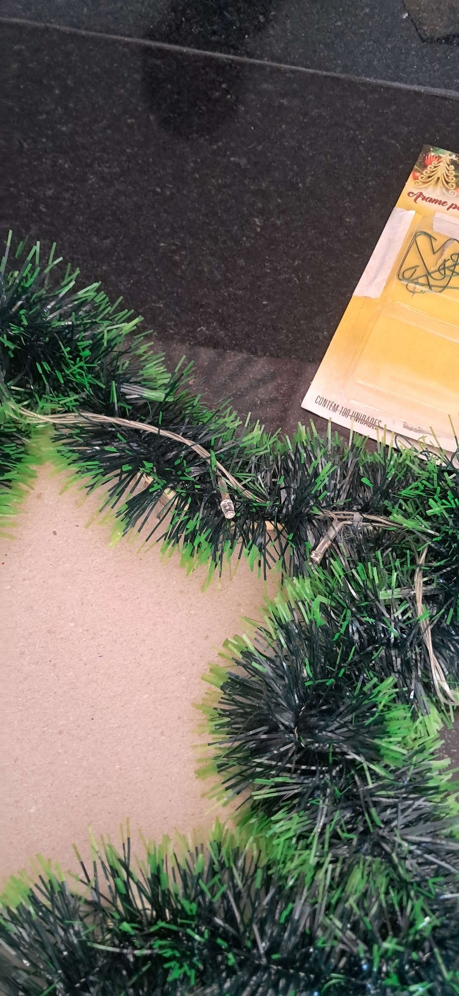 1- Pegue a estrela e o pisca pisca.
2- cole o pisca pisca pisca embaixo do festão com cola quente.
3- vá colando até completar 2 voltas.
4- vá colando até chegar ao meio.
5- se sobrar cole aonde há "buracos"